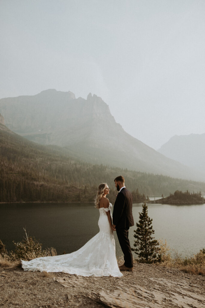 couple holding hands during their phtooshoot