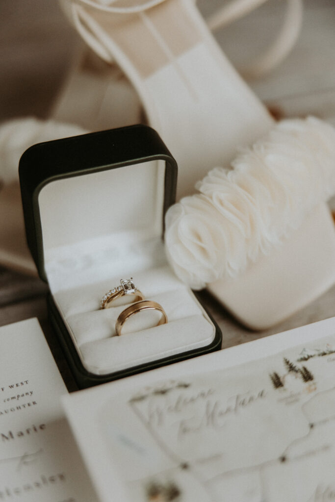 Close-up picture of the wedding rings