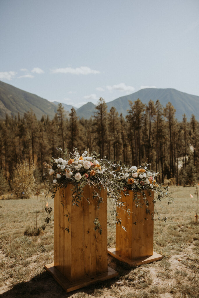 Beautiful florals at the fall wedding