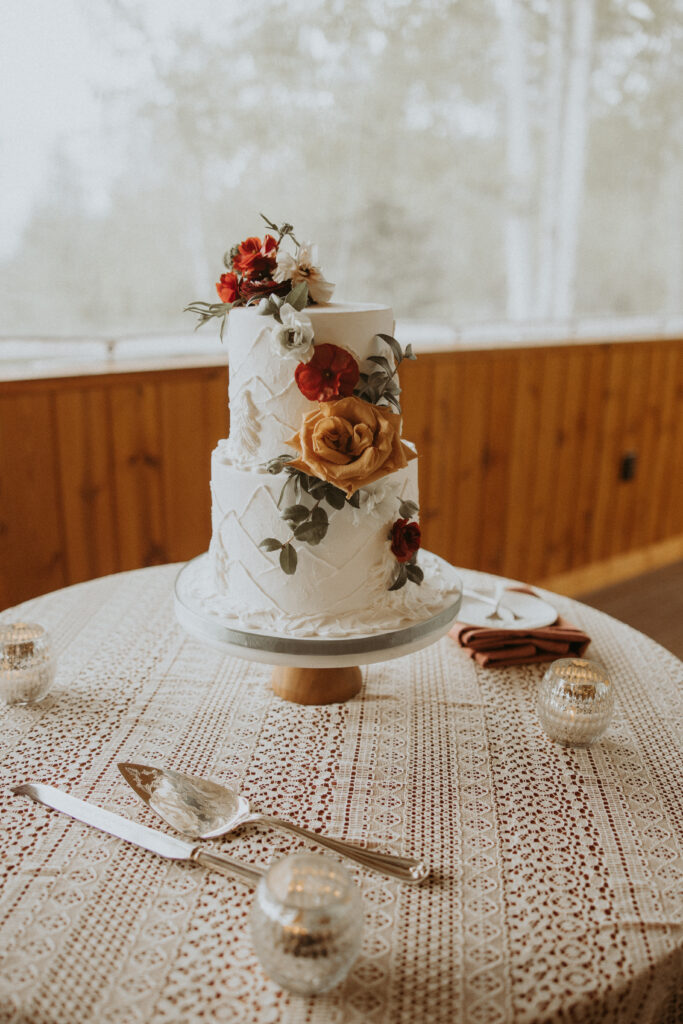 stunning picture of the wedding cake