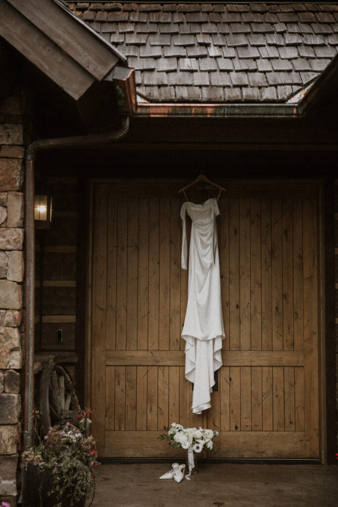 stunning picture of the wedding dress